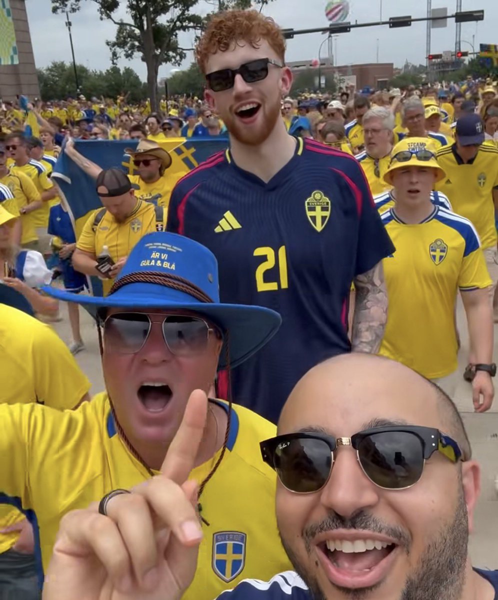 JUCOadvocate's tweet photo. Big Will walking with the Sweden fans to the game in Dallas.

(Our homie Ahmed filming) 

Feel bad for whoever sat behind him 🤣 https://t.co/J4RsHzcJOn