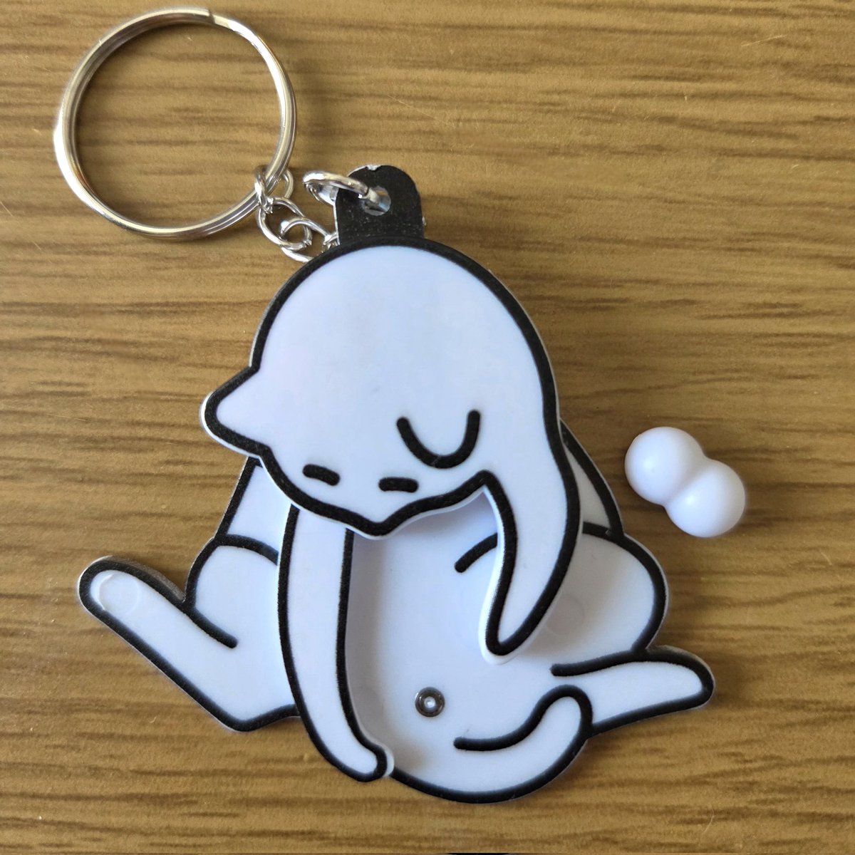 taterio111's tweet photo. 子どもが遊んでたにゃんたまスピナーキーホルダーのにゃんたまが取れて、一生懸命にゃんたまを探す猫が爆誕した🫥 https://t.co/HR5MnLkV7P