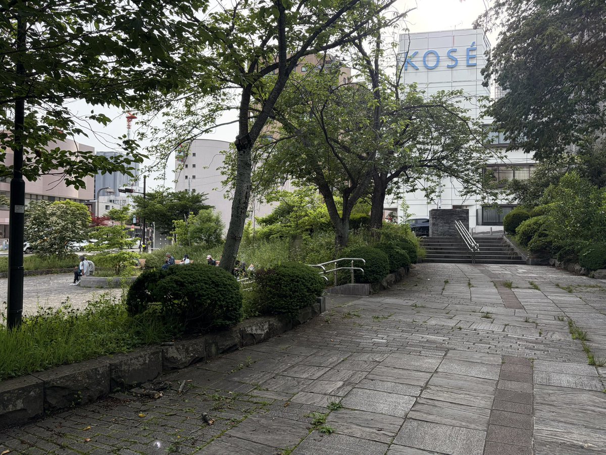 nantoru's tweet photo. 街中の公園 https://t.co/yNBigv4j4h
