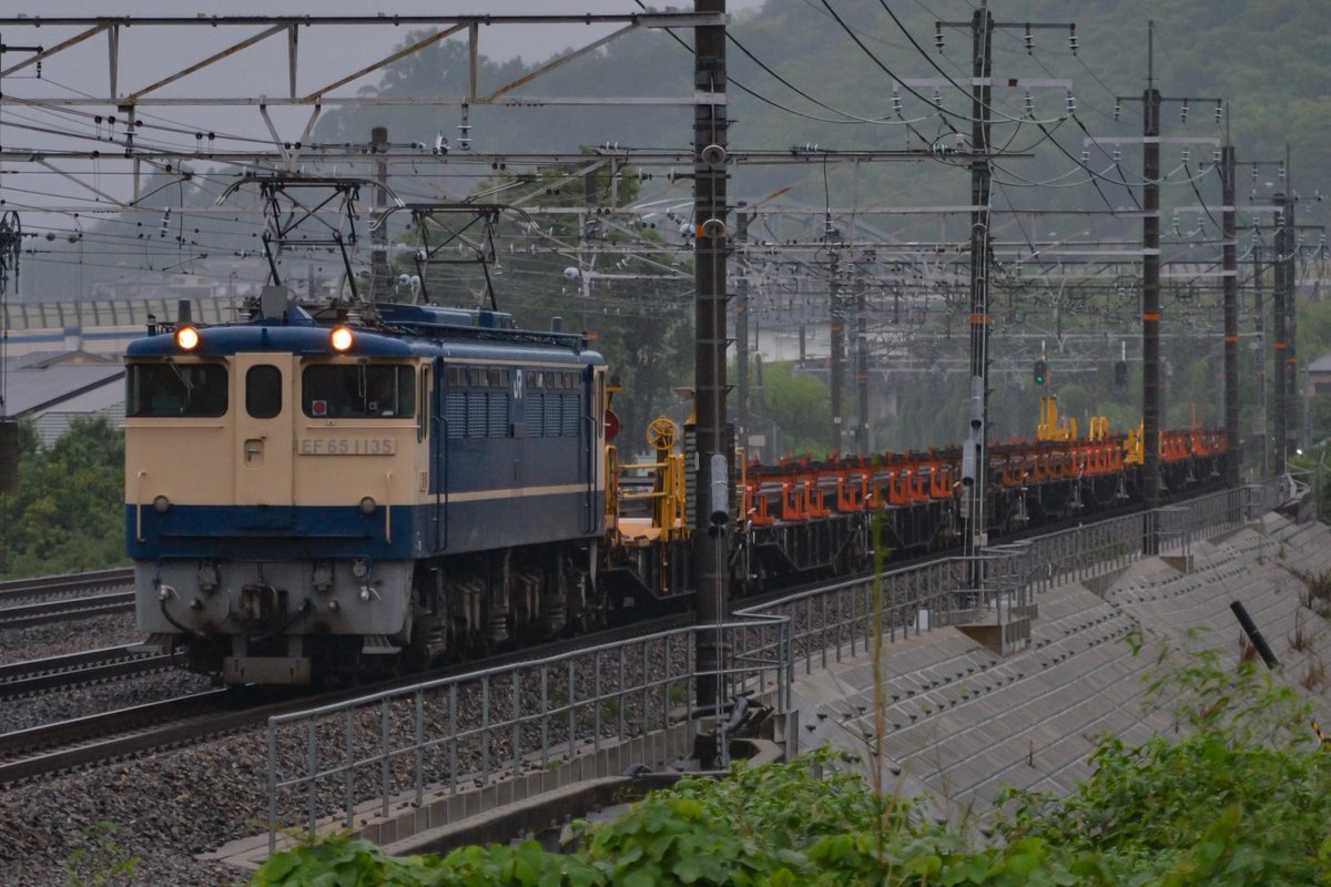 Ginza_makio's tweet photo. #EF65 #DE10

工8384   下関工臨 返空
EF65 1135 + ロンチキ12B(レール積載)

向日町着後入れ換え。
DE10 1028 + ロンチキ12B
後エプロン&amp;前エプロン。

土砂降りでしたが、積載&amp;積載の入れ換えを見る事が出来てラッキーでした。😊

2026.06.28 am https://t.co/yVcL3CVdqe