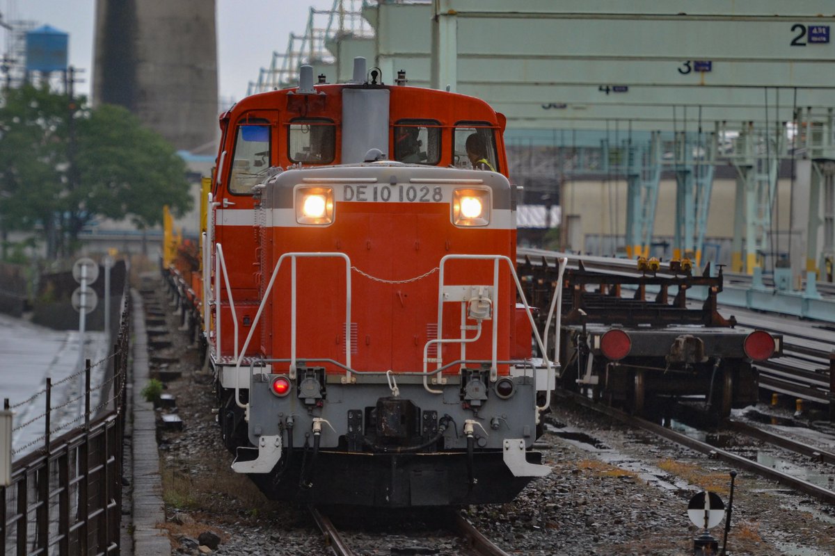 Ginza_makio's tweet photo. #EF65 #DE10

工8384   下関工臨 返空
EF65 1135 + ロンチキ12B(レール積載)

向日町着後入れ換え。
DE10 1028 + ロンチキ12B
後エプロン&amp;前エプロン。

土砂降りでしたが、積載&amp;積載の入れ換えを見る事が出来てラッキーでした。😊

2026.06.28 am https://t.co/yVcL3CVdqe