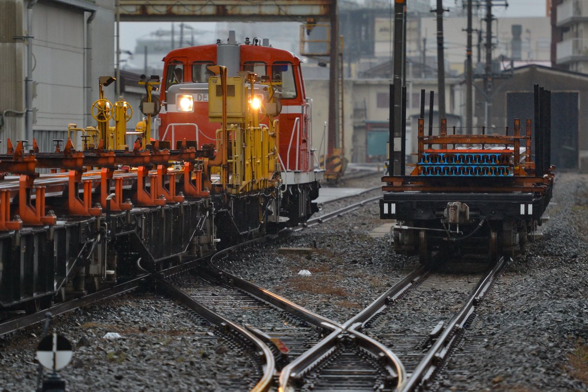 Ginza_makio's tweet photo. #EF65 #DE10

工8384   下関工臨 返空
EF65 1135 + ロンチキ12B(レール積載)

向日町着後入れ換え。
DE10 1028 + ロンチキ12B
後エプロン&amp;前エプロン。

土砂降りでしたが、積載&amp;積載の入れ換えを見る事が出来てラッキーでした。😊

2026.06.28 am https://t.co/yVcL3CVdqe