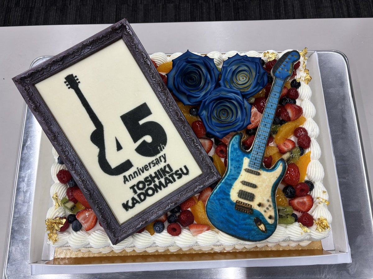 ak_tmk's tweet photo. #角松敏生 さん45周年スペシャル完。出演者スタッフ様関係者の方々お客様に至るまで、みな戦士でありました。親分だからみな己の全てを出し切ろうとするのだと、演者お客様含めたチーム力に胸が震えました。心が飽和中ですが、きっと刻まれているから、これからの日々をもっと大事に出来るはず、です。 https://t.co/MzboKj1F8p
