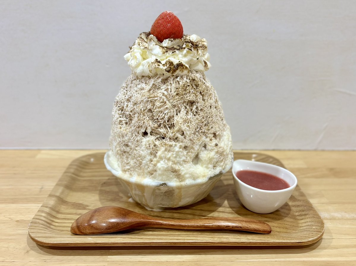 ミニチュアスイーツ ✽ バニラアイス＆さくらんぼのせ苺シロップかき氷 おはようございます。 本日の営業時間 11:00-L.O.17:00 限定