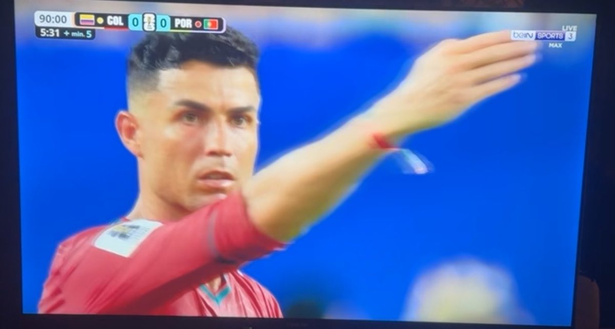 Odood1M's tweet photo. لاعب منتهي عاله ع منتخب البرتغال لايستحق ان يلعب اساسي واقف طول المباراة https://t.co/ZZUmAh57eH