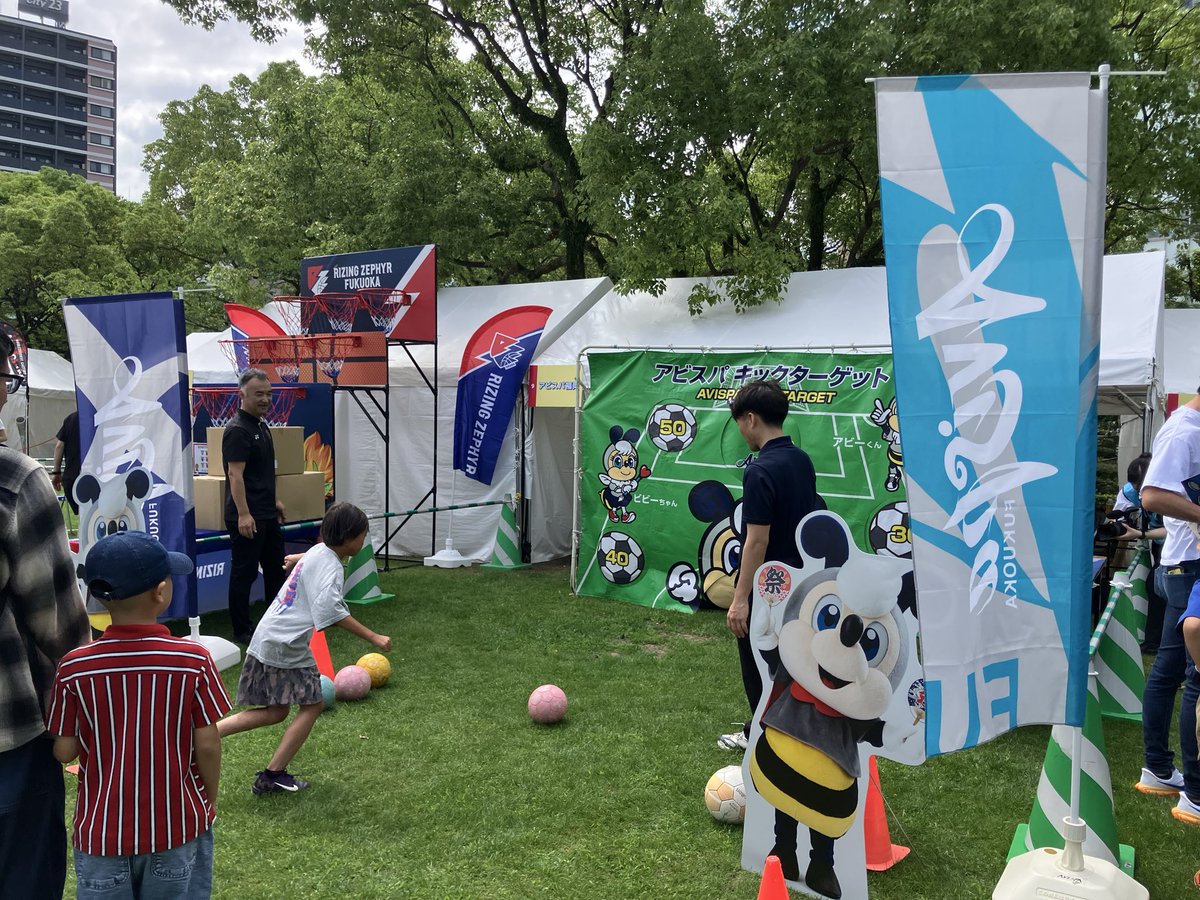 AvispaF's tweet photo. 【イベント開催中⚽️】

『FUKUOKA スポーツフェスタ オープニングフェス』
日時：6/28（日）9:30～17:30
会場：天神中央公園

服部誠太郎 福岡県知事にもキックターゲットに挑戦いただきました⚽️

ステージイベント、スポーツ体験、運動会プログラム、グルメフェスなど様々なイベント企画も実施中です。

つづみ団子🍡も販売中‼︎

詳しくは☞https://t.co/l4MivCgLYX

皆様のご来場をお待ちしております🙌

#FUKUOKAスポーツフェスタ
#福岡県 
#アビスパ福岡