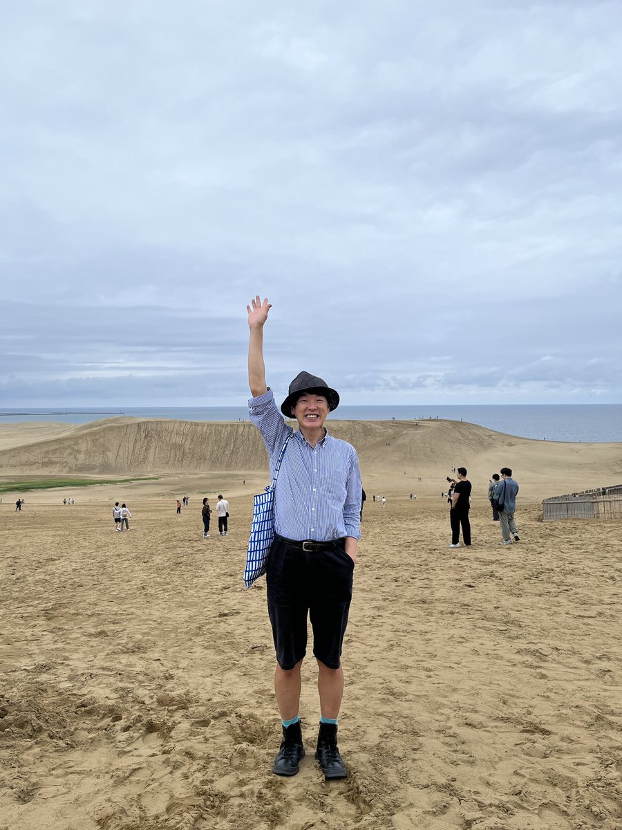 hidekikaji's tweet photo. 昨日は生まれて初めて鳥取砂丘に行きました！はしゃいでしまいました✨✨ https://t.co/OcXNjRMvuD