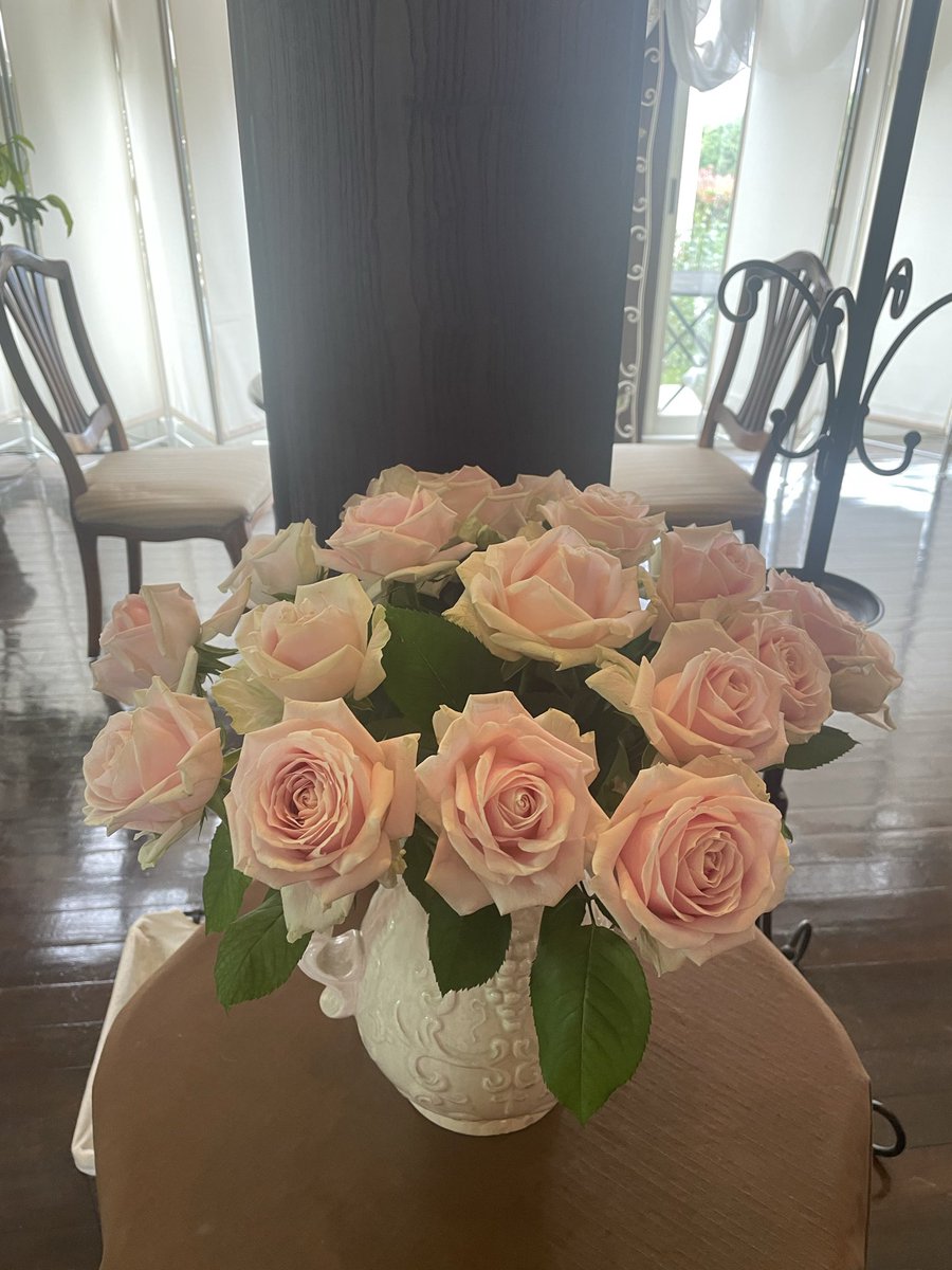 caferuhe's tweet photo. おはようございます😊
6月28日日曜日.本日の薔薇🌹
営業時間は12時から18時まででございます🫖
ご来店お待ちしております☕️
夏休みのご案内
6月30日火曜日から7月17日金曜日まででございます🎋
Instagram   cafe.ruhe 
#cafe   #カフェルーエ　#紅茶　#薔薇 https://t.co/zKHpU2L3u8
