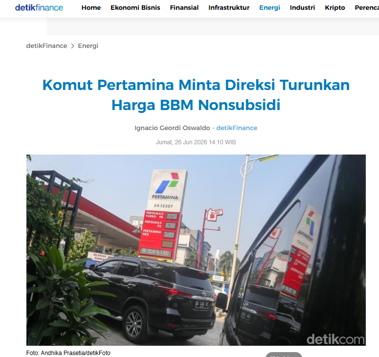 dimarsasongko98's tweet photo. Pertamax naik: Rp 12.300 → Rp 16.250/liter.
Pertamax Green: Rp 12.900 → Rp 17.000/liter.

Waktu naik: tidak ada pengumuman dramatis. Langsung berlaku.
Harga minyak dunia sekarang turun ke US$71-74/barel.

Respons resmi Pertamina:
Komisaris Utama bicara ke media dulu.
Lalu akan diskusi dengan Direksi.
Lalu koordinasi dengan ESDM.
Lalu: "Insya Allah, doakan, mudah-mudahan bisa turun."

Naik: otomatis.
Turun: butuh doa.

Satu pertanyaan sederhana:

Kalau harga minyak dunia naik, Pertamina langsung tahu caranya. Kenapa kalau turun, tiba-tiba perlu prosedur panjang dan harapan?