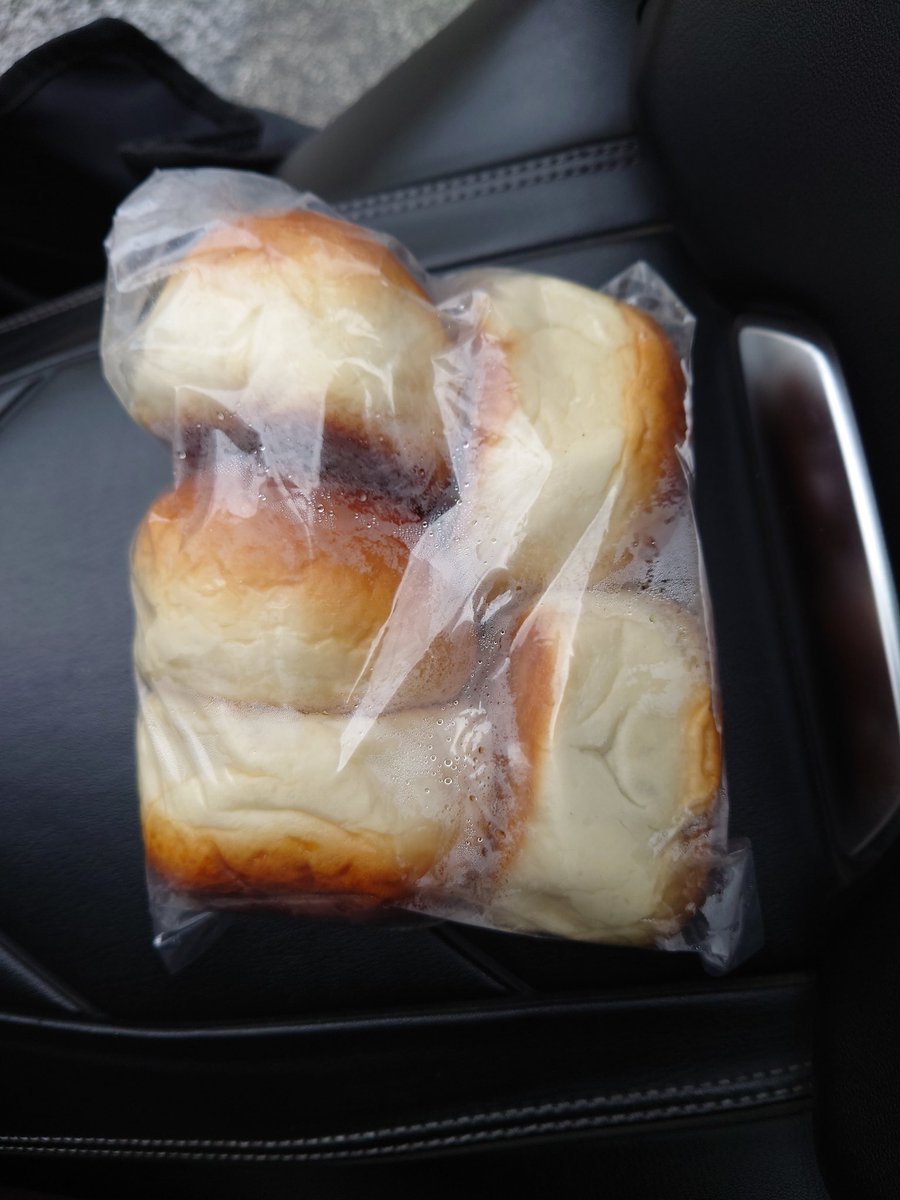 OUDONOSOBA's tweet photo. 守谷製パン
ここのあんパン、あんこギッシリ🤤 https://t.co/JEtpM6LotV