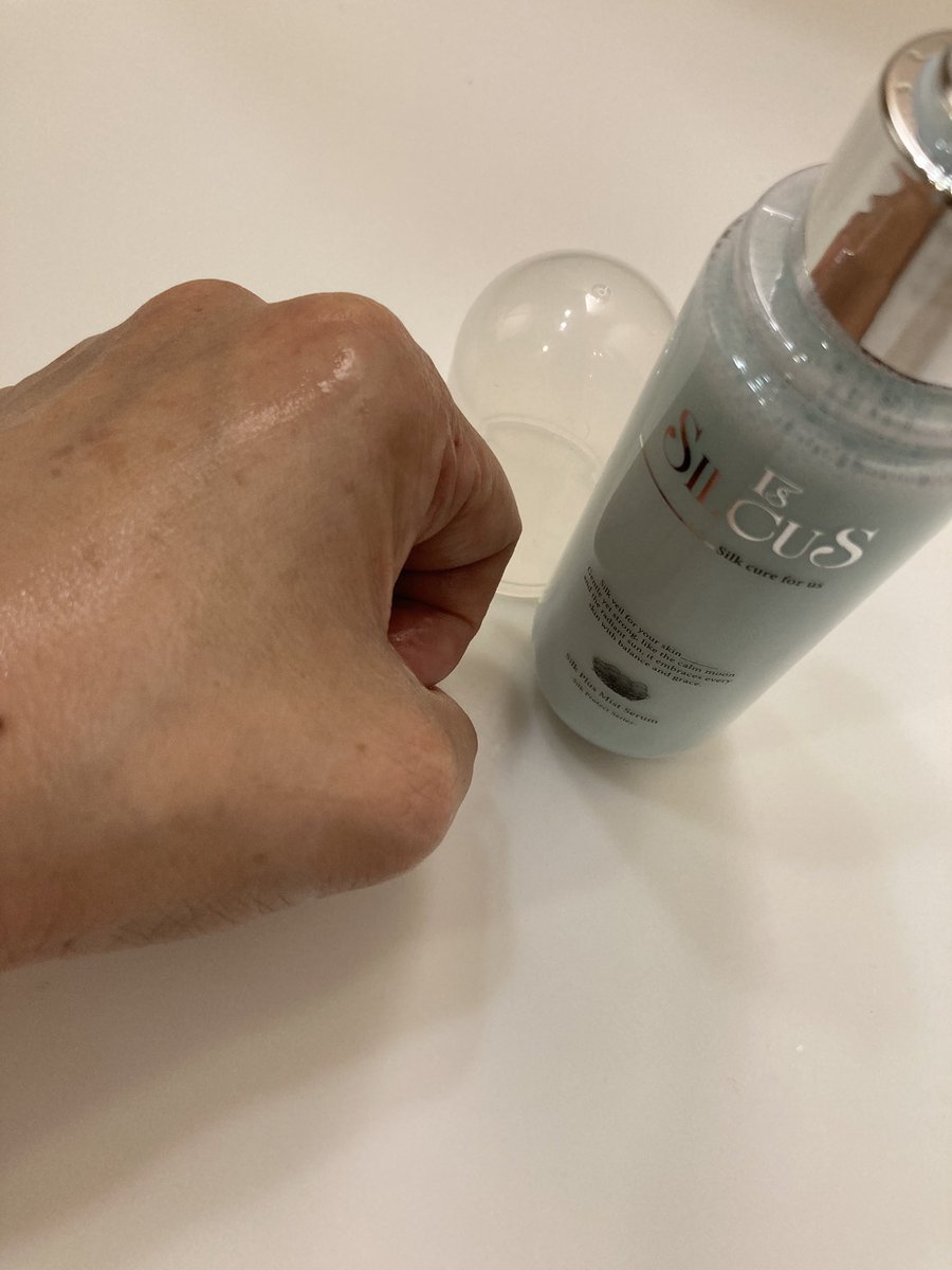 chopper_i's tweet photo. シルク プラスミストセラム

オイル成分配合の2層タイプで
振ってから使うミスト。

メイクの上からも使えるので
日中の乾燥対策にぴったり！

ミストがとても細かいので
お肌への浸透が早い感じがして
思った以上にしっとり感があります。

しっとりとした付け心地で
艶が出るのが気に入ってます。 https://t.co/NJvon6Nd1z