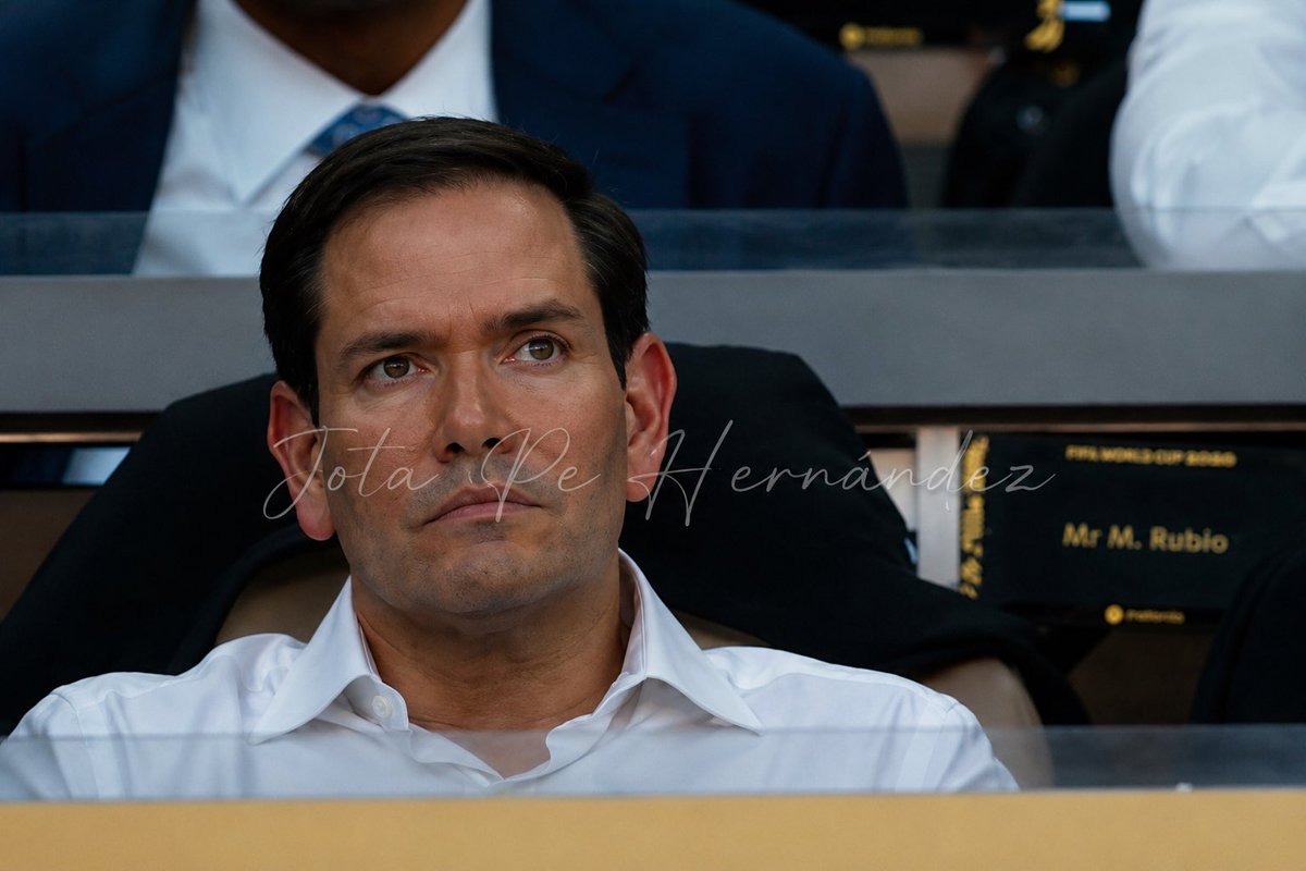 JotaPeHernandez's tweet photo. 🔴MARCO RUBIO DISFRUTANDO EL PARTIDO DE COLOMBIA!

Que alguien le diga a ese ídolo que aquí celebramos y deseamos que siga DEPORTANDO ZURDOS para que vengan a Colombia a sentir la mano firme contra los bandidos.

Estados Unidos e Israel nuevamente los grandes aliados de Colombia! https://t.co/azB7DlsCBa