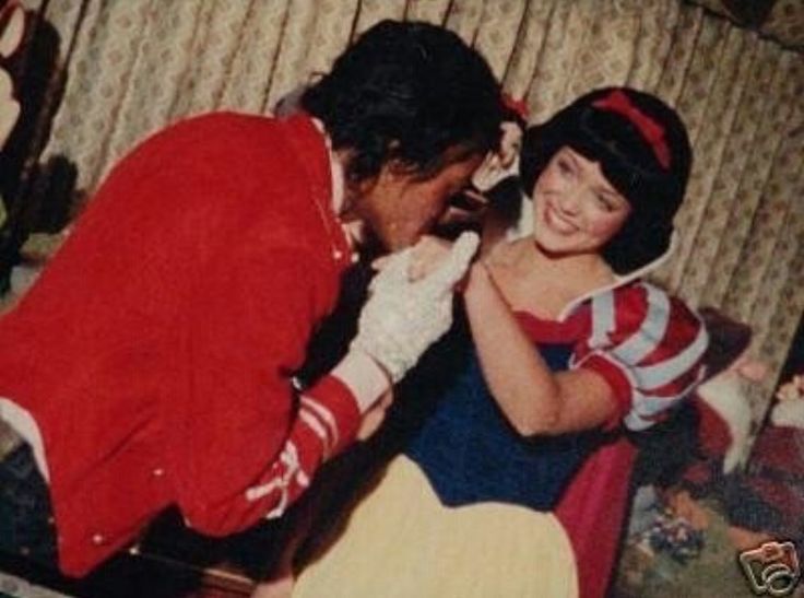 mic_the_Queenie's tweet photo. マイケルが白雪姫の手にキスしてる😍
ホント王子様のようだねぇ👑 ✨
わたし的にはディズニープリンセスだけど😂 https://t.co/1dGWRzG3RF