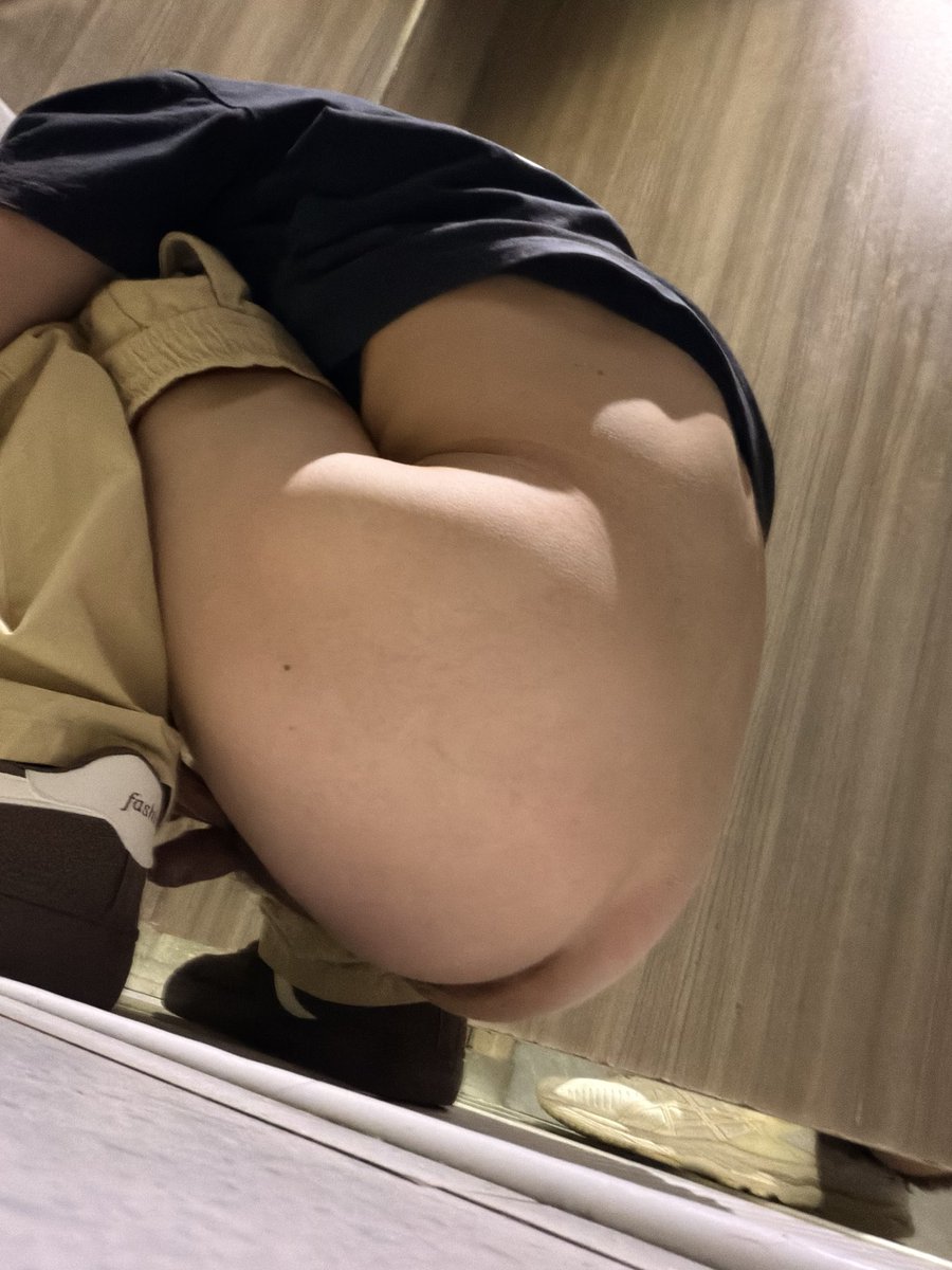 dl3kul's tweet photo. 小哥哥在想啥呢 唧唧梆硬 #厕所偷拍 #帅哥 #厕所tp https://t.co/rocn3e5w7z