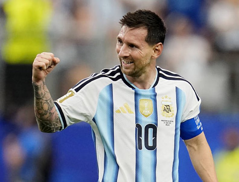 k_ZD77's tweet photo. 🔔🔔

ليونيل ميسي على مقاعد الأرجنتين في مباراة كأس عالم، لأول مرة منذ 20 عامًا! https://t.co/t3KXr6Loqp