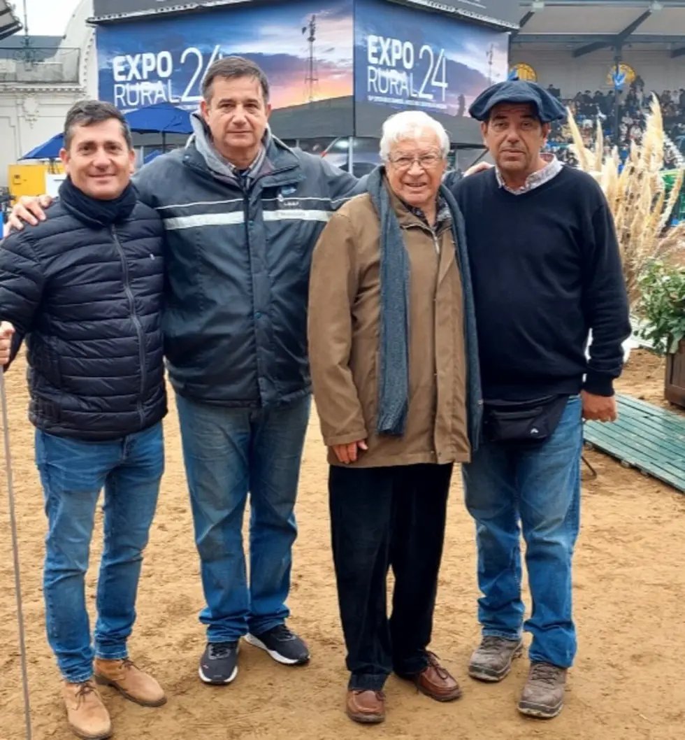 UCCoficial's tweet photo. Falleció Oscar “Cachi” Melo, emblema generoso de nuestras ciencias agropecuarias
Graduado, docente, investigador y decano de nuestra Facultad de Ciencias Agropecuarias, impulsó la creación de la raza bovina San Ignacio y promovió la adquisición de establecimientos agropecuarios que son estratégicos para la UCC.
Tras una vida y una trayectoria profesional repleta de logros en todos los ámbitos en los que se desenvolvió, este viernes 26 de junio falleció, a los 78 años, Oscar Eduardo “Cachi” Melo, emblema generoso de las ciencias agropecuarias de nuestra Universidad, de Córdoba y del país.
Se destacó en la docencia, la investigación, la producción ganadera y el desarrollo genético bovino. Y precozmente se convirtió en un referente del sector.
Graduado como ingeniero agrónomo en nuestra Casa, rápidamente asumió como docente e investigador, y se destacó no solo por su solvencia académica y profesional, sino también por sus cualidades humanas y su permanente compromiso con la formación integral. Con una marcada vocación de servicio, mantuvo un vínculo cercano con estudiantes, colegas y personal administrativo.
Fruto de esto, en febrero de 1979, fue designado decano de la Facultad de Ciencias Agropecuarias por el entonces Padre Provincial de la Compañía de Jesús, Jorge Mario Bergoglio (quien décadas después se convertiría en papa Francisco), y ejerció esa función durante más de dos décadas, hasta 2002, período en el cual impulsó transformaciones estructurales que consolidaron el crecimiento académico e institucional de la Facultad.
Durante su gestión impulsó el incremento de articulaciones de la Facultad con los sectores productivos de la región, promovió la adquisición de los establecimientos agropecuarios de la UCC que sentaron las bases de un sistema productivo que continúa siendo estratégico para nuestra Universidad. En ese mismo período, fomentó el desarrollo de jardines de introducción de especies forrajeras, hoy integrados al Campo Experimental de nuestro Campus universitario y lideró el proceso que permitió la creación de la raza bovina “San Ignacio”, propia de la UCC, cuyos ejemplares de alto valor extienden su presencia en rodeos de Argentina, Paraguay, Brasil y Bolivia.
También promovió la puesta en marcha del Centro de Reproducción Animal (CRAUCC), en el marco de una visión orientada a la mejora genética en la producción ganadera. Y en 1995 impulsó la incorporación de la carrera de Medicina Veterinaria que amplió de manera significativa la oferta académica de la Facultad.
Su aporte académico incluyó la dirección de tesis, proyectos de investigación y desarrollos productivos, tanto en el ámbito institucional como en la actividad privada. En su especialidad como nutricionista de bovinos, desarrolló el sistema de cálculo de formulaciones MBG, actualmente utilizado en instancias de formación de grado y posgrado.
En 2025, “Cachi” fue designado “profesor emérito” de nuestra Universidad, y en estos días iba a recibir el doctorado honoris causa, la máxima distinción de la UCC, de manos de nuestro rector, P. Andrés Aguerre S.J., y del actual decano de la Facultad de Ciencias Agropecuarias, Leonel Alisio.
¡Gracias por todo querido "Cachi"! ¡Que descanses en la paz del buen Dios!