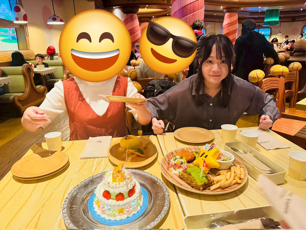 amemai1's tweet photo. 数日前、友人たちとユニバに行ってきました🥳🥳🥳
友達に髪を結んでもらってご機嫌な雨崎と、
マリオエリアが5周年で時の流れに膝をついた雨崎と、
美味しそうなご飯を前に「待て」している雨崎です

コナンの謎解きもしてきたぞ〜！！タッグを組んだ友達が天才過ぎてさくさく進んだ😉 https://t.co/DgPN1lmPHK