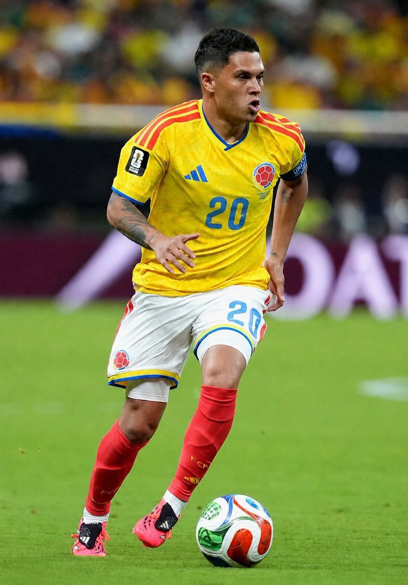 AUnToque_Co's tweet photo. Este tipo entró y transmitió más que el mediocampo del PSG. Los europeos lo vieron entrar y habrán dicho: entró este gordito. Este gordito tiene más fútbol que los 26 convocados que tiene este equipito europeo. https://t.co/jzUriItJjh