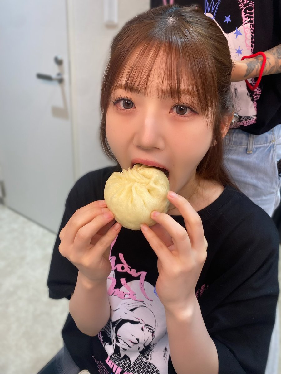 pinkpinks13's tweet photo. あまりにも可愛かったので撮りました
豚饅と村山彩希ちゃんのお裾分けです https://t.co/gBH2R7kTqN