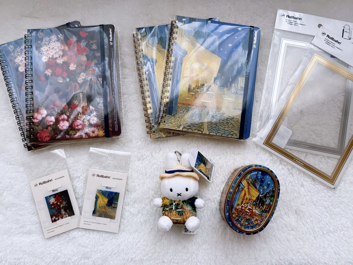 usaginoshosai's tweet photo. 大ゴッホ展で購入してきたグッズ

ロルバーンは全柄買おうと思ってたけど手にとって惹かれたのは「夜のカフェテラス」と「野の花とバラのある静物」だったので使う用と観賞用に…😌
限定のプロテクターが素晴らしい！

ミッフィーはフォルムが小さい方が好みだったのでキーチェーンを購入🤍 https://t.co/adkNiEERnf