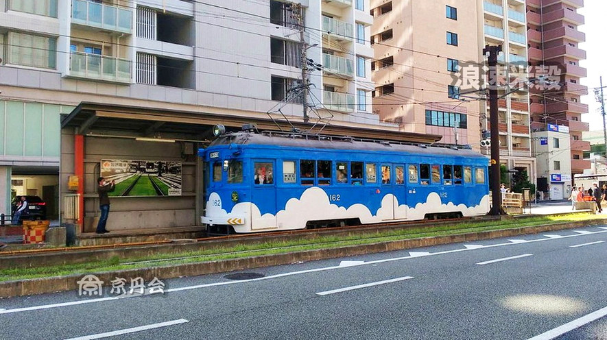 Its_owade's tweet photo. ポイ活のおかげでホテルの高級サウナばかりだったので、神戸サウナ&amp;amp;スパという街の有名サウナにいってみた。
✅サウナはめちゃ広い&amp;amp;超高温
✅見知らぬ客がロウリュいいっすかと石に水かけてくる
✅整い椅子は20脚もある
✅サウナ3種類
フィンランドサウナ
瞑想サウナ
塩サウナ https://t.co/gxKPVzTUmN