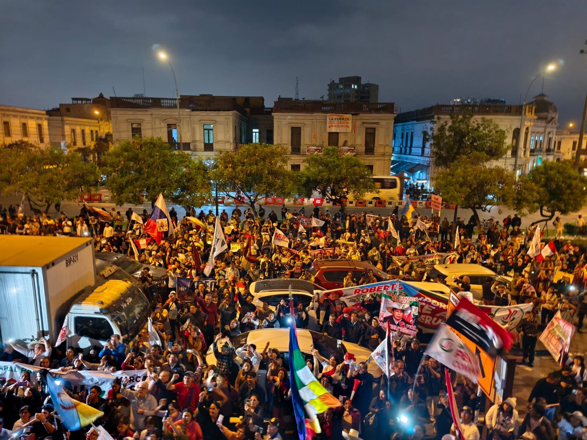 lalineape's tweet photo. EXITOSA MOVILIZACIÓN EN DEFENSA DEL VOTO POPULAR ✊🇵🇪 https://t.co/xLy1IJJMX5