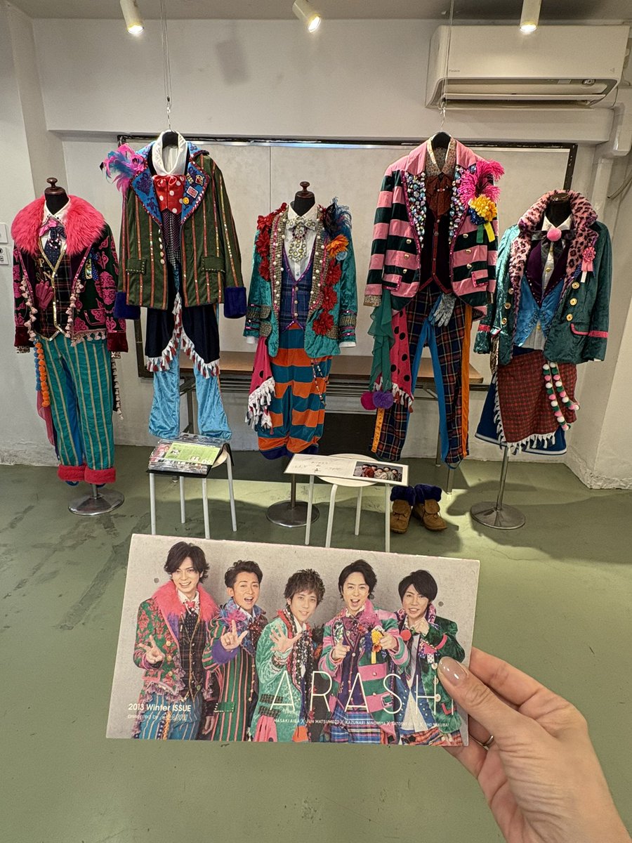 dy_na_na_na_are's tweet photo. 嵐＆颪ファンの皆さん‼️
帰って来たぞー‼️福岡ー💜🗣️
颪さんの全面協力で5人の衣装が福岡で揃いました！本日けしはんてんvol.3最終日(17:00まで)
沢山のご来場をお待ちしております😊🖐️
#けしはんてん
#ARASHI
#嵐　#颪
#颪福岡衣装部
#嵐完コピ衣装
#popcornオープニング衣装
#冷泉荘 https://t.co/Y3zRKPWjNh
