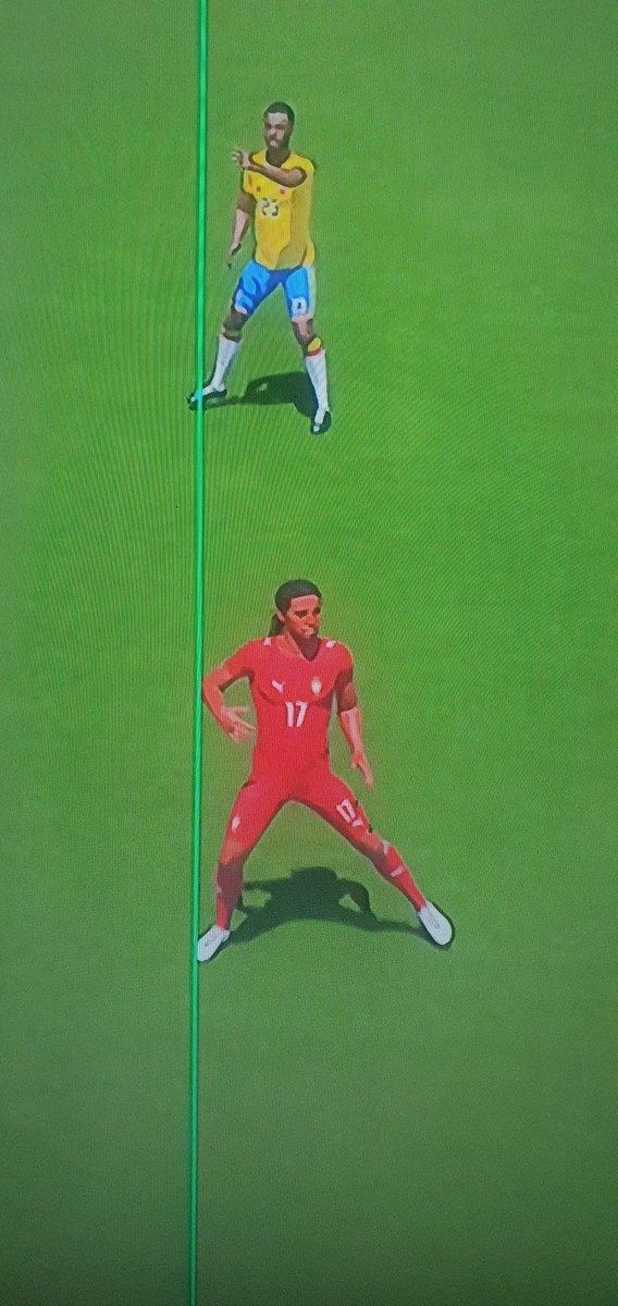 babiflight's tweet photo. @bortoncorreaCFO @bielconn Óbvio que sim, mas o desenhista encolheu o braço do jogador português para que a chuteira ficasse impedida....pergunte aí pro grok se está foto dos braços está proporcional? https://t.co/DhVFk1UhJb