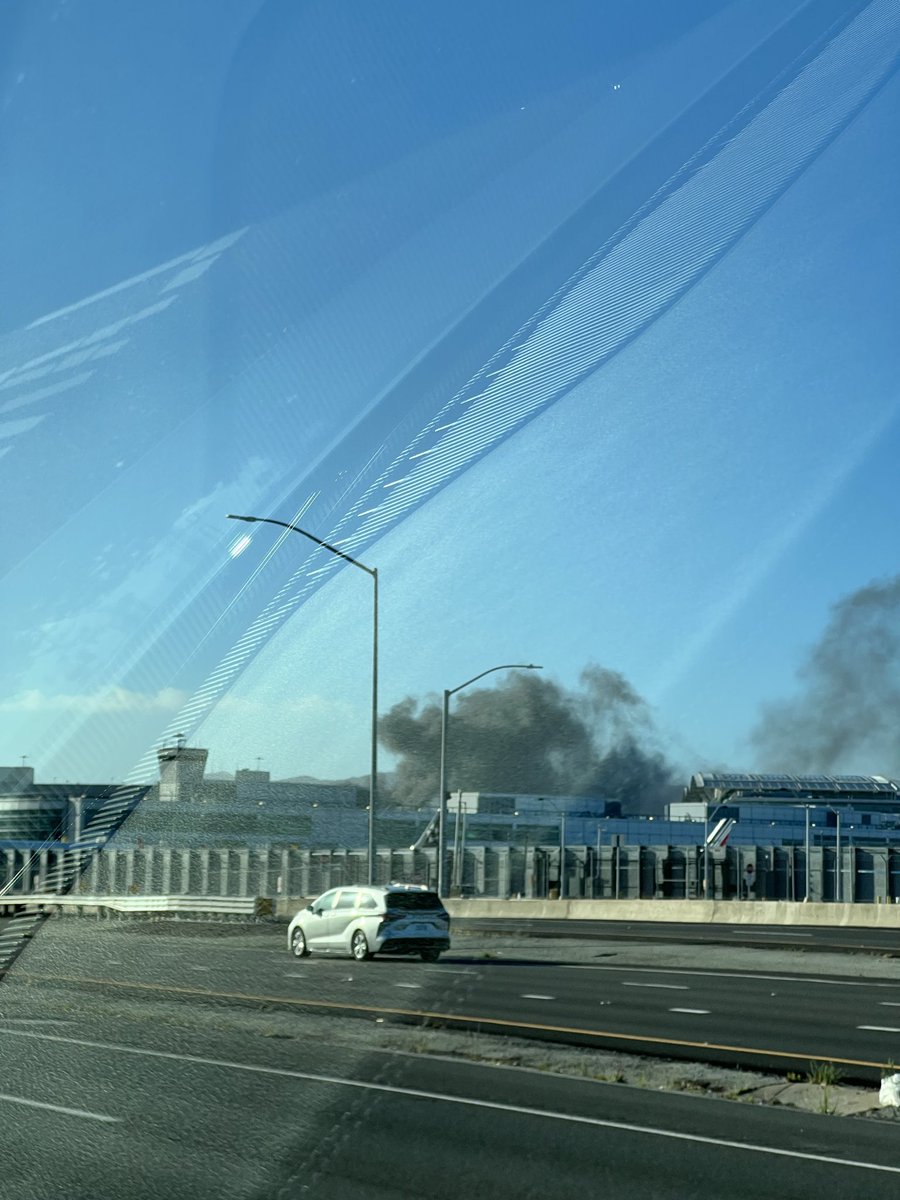 NerdBoogie's tweet photo. Big fire in SFO at construction site @SFFDPIO https://t.co/0UVoj9U6Xa