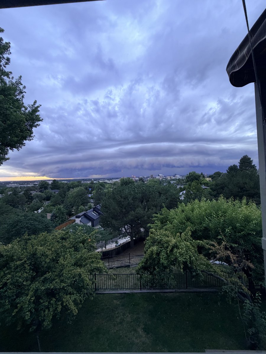 Alleycatluv's tweet photo. A beautiful storm! https://t.co/YLm72PNGIn