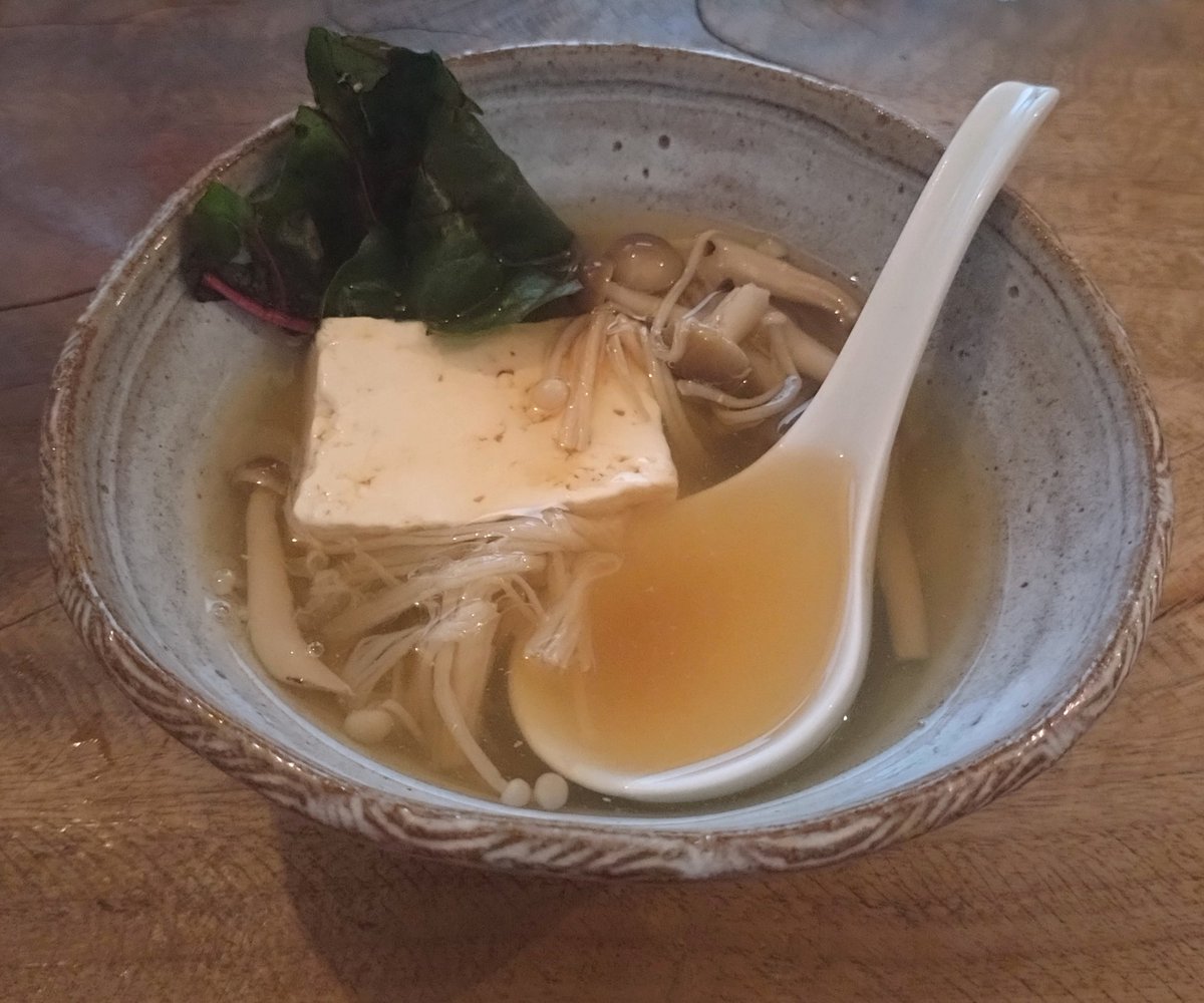 Matta0622's tweet photo. 3,850円(税込)コース
続き

湯豆腐
揚げチーズ
茄子の煮浸し
玄米焼き巻き

8品
昨日は祝いの会
通常よりサービスしてくれているそうですが概ねこんな感じになる模様

飲み物別
ビールのあと
焼酎に切替えて寿福絹子
1本では足りずもう1本
それもあわや飲みきりそうでした💦

#百年の杜
#宴会コース https://t.co/roy5O7XG0j