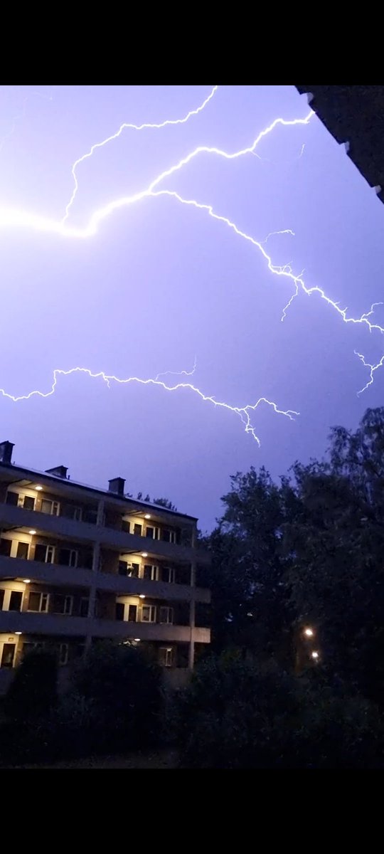 Jacob_Bastiaan's tweet photo. Wat een natuurgeweld boven #Apeldoorn momenteel. Geweldige #bliksem en #onweer https://t.co/uyUTfJEFId