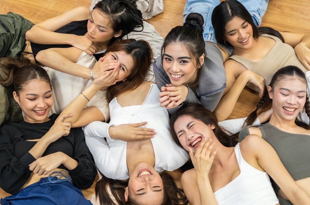 knnloi's tweet photo. they may be a girl group to the world, but to each other they're sisters https://t.co/bJnEfH7SsR