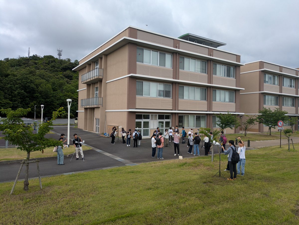 SHIGE_labo's tweet photo. 地学実験！🌤️

鳥取市若葉台地区でWBGT（暑さ指数）を観測中！
学生たちは各班に分かれ、
🌡️気温、💧相対湿度、☀️黒球温度、🌀風速を測定しながら地区内を巡回しています。

自分で測り、自分で考える！
現場での基礎観測が、気象・防災を学ぶ第一歩（*^▽^*）

#WBGT #気象観測 #熱中症 #鳥取環境大学 https://t.co/SjOmgtH0sk