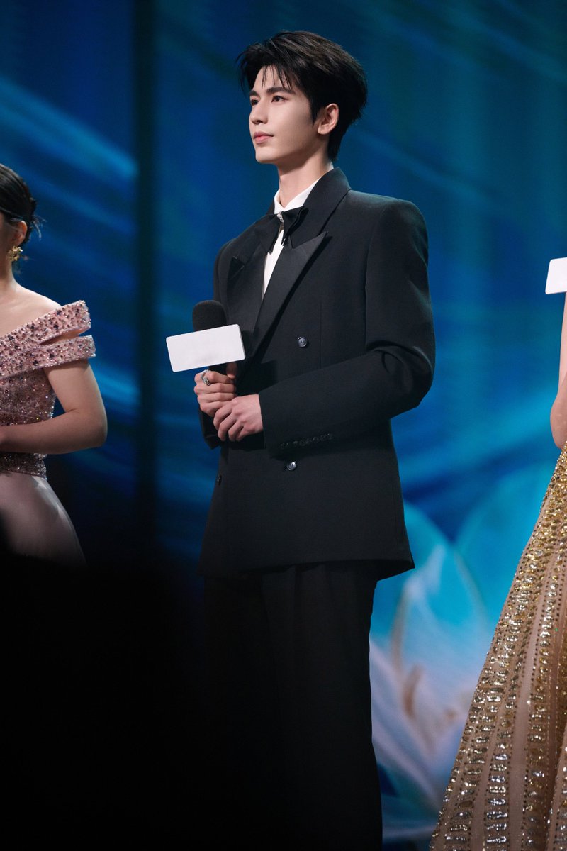 ZhangLinghe_TH's tweet photo. [🎬]  27/6/26 สตูดิโอของเฮ่อเฮ่อโพสต์ ⬇️

ก้าวไปอย่างมั่นคง มุ่งสู่ปลายทาง ร่วมเดินเคียงข้างโลกแห่งแสงและเงา ยึดมั่นในหัวใจแรกเริ่ม พร้อมก้าวไปข้างหน้าอย่างไม่หยุดยั้ง

"จางหลิงเฮ่อ" ทูตประชาสัมพันธ์เยาวชนของรางวัล White Magnolia Blooming ปรากฏตัวในงานประกาศรางวัล White Magnolia Blooming  ของ เทศกาลโทรทัศน์เซี่ยงไฮ้ ครั้งที่ 31 เพื่อร่วมคารวะแบบอย่างแห่งวงการ และออกเดินหน้าสู่อนาคตไปด้วยกัน

#จางหลิงเฮ่อ #Zhanglinghe