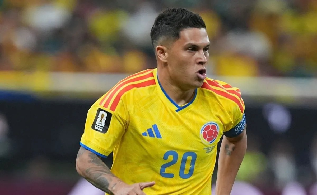rparrottino's tweet photo. James David Rodríguez Rubio (Cúcuta, 12 de julio de 1991) y Juan Fernando Quintero Paniagua (Medellín, 18 de enero de 1993) –hoy los N° 10 de Minnesota de Estados Unidos y de River de Argentina– se conocen incluso desde antes de que compartieran las inferiores del Envigado Fútbol Club. En 2005 fueron fotografiados en el marco del torneo entonces llamado ‘Pony Fútbol’, una tradicional competencia de fútbol cinco para niños en Medellín. No habían compartido equipo, sino que ese año Juanfer fue elegido el mejor jugador del torneo. Y como James había sido el mejor de 2004 con la Academia Tolimense, alguien, con ínfulas futuristas, tuvo la idea de juntar a los mejores. “En el torneo ‘Pony Fútbol’ de 2004 yo había salido campeón, y para el de 2005, que Juanfer jugó, me hicieron ir para asistir a la final. La idea era hacer la foto con la figura del año anterior con la nueva figura, que justo fue Juanfer. Así fue como nos hicieron la mítica foto que aparece en todos lados”, relató James a la revista BOCAS en 2019.

Entre Brasil 2014 y Rusia 2018, James Rodríguez y Juanfer Quintero sumaron 151 minutos juntos en la cancha en partidos por la Copa Mundial: 37’ en el triunfo 2-1 ante Costa de Marfil en fase de grupos y 10’ en la eliminación 1-2 ante Brasil en cuartos en Brasil 2014; y, ya en Rusia 2018, 73’ en el 3-0 a Polonia y 31’ en el 1-0 a Senegal, victorias en fase de grupos. En consecuencia, en el partido que jugaron menos tiempo juntos, Colombia perdió. Y en el que jugaron más, Colombia ganó por la mayor diferencia. James (129 partidos, 31 goles) y Juanfer (51 partidos, 6 goles), cracks en la generación de juego, podrán sumar más minutos juntos con Colombia en el Mundial 2026.

“James Rodríguez y Juanfer Quintero, los zurdos mágicos que irán por su tercer Mundial con Colombia” sigue en @FIFAcom: https://t.co/f1j1LeXUQx.