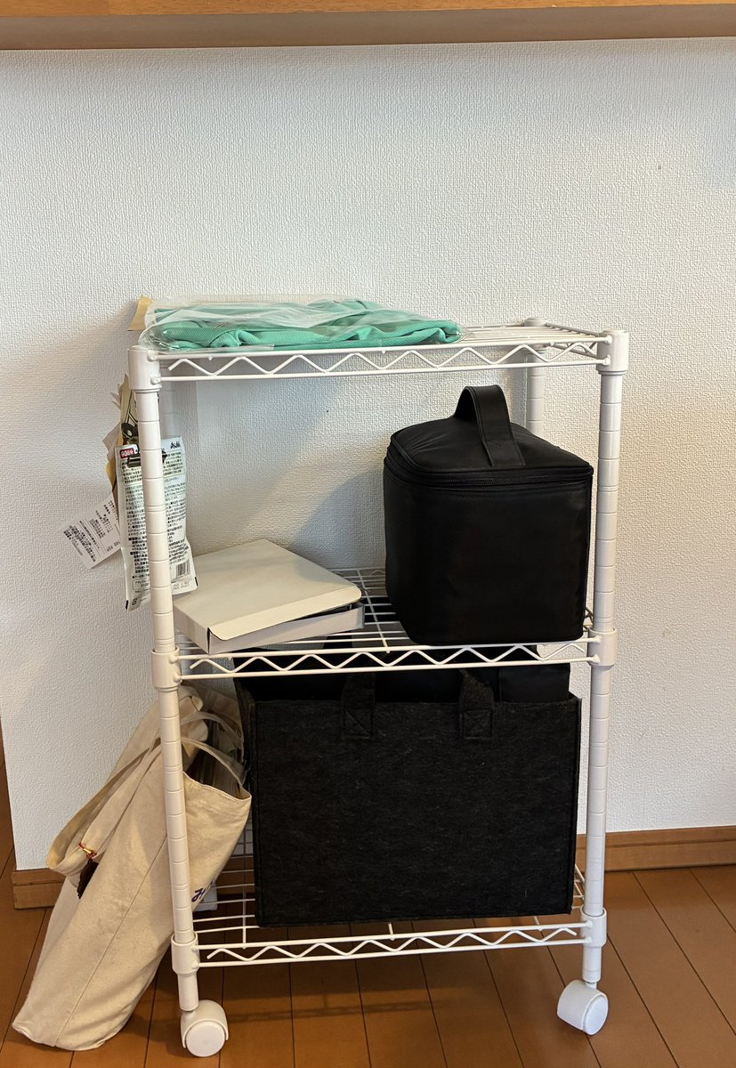 hitosikoito's tweet photo. ★今日のアップデート

今日アップデートしたのは、ダイニングの収納

【ワイヤーシェルフ】を【IKEAデスク下収納】へ買い替え
見た目のゴチャ付きがなくなってスッキリ

#1in1out
#ミニマル
#アップデート
#軽量化 https://t.co/hROwGqUHtm