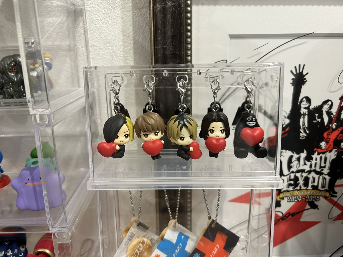Fey_GLAY's tweet photo. seriaのケースだと掛けるところがちょうど5個なのでめじるしGLAYの収まりがいいですね
もう少し試行錯誤したいですが暫定これで！ https://t.co/ImrOiZqUNj