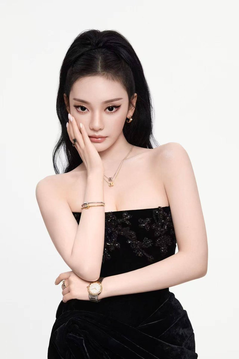 nnglog's tweet photo. NINGNING weibo update 

GORGEOUS!! https://t.co/FNiaZNOySH