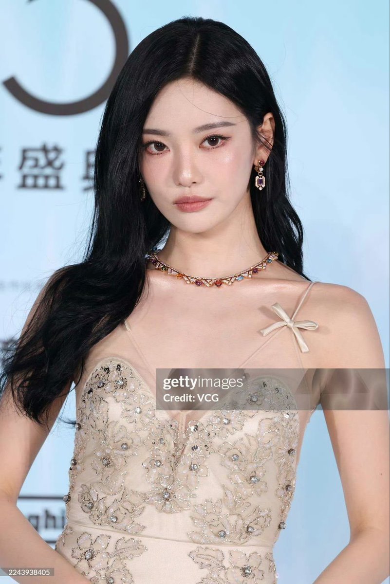 allningning's tweet photo. NINGNING on Getty Images vs on Instagram https://t.co/iGLVEoutns