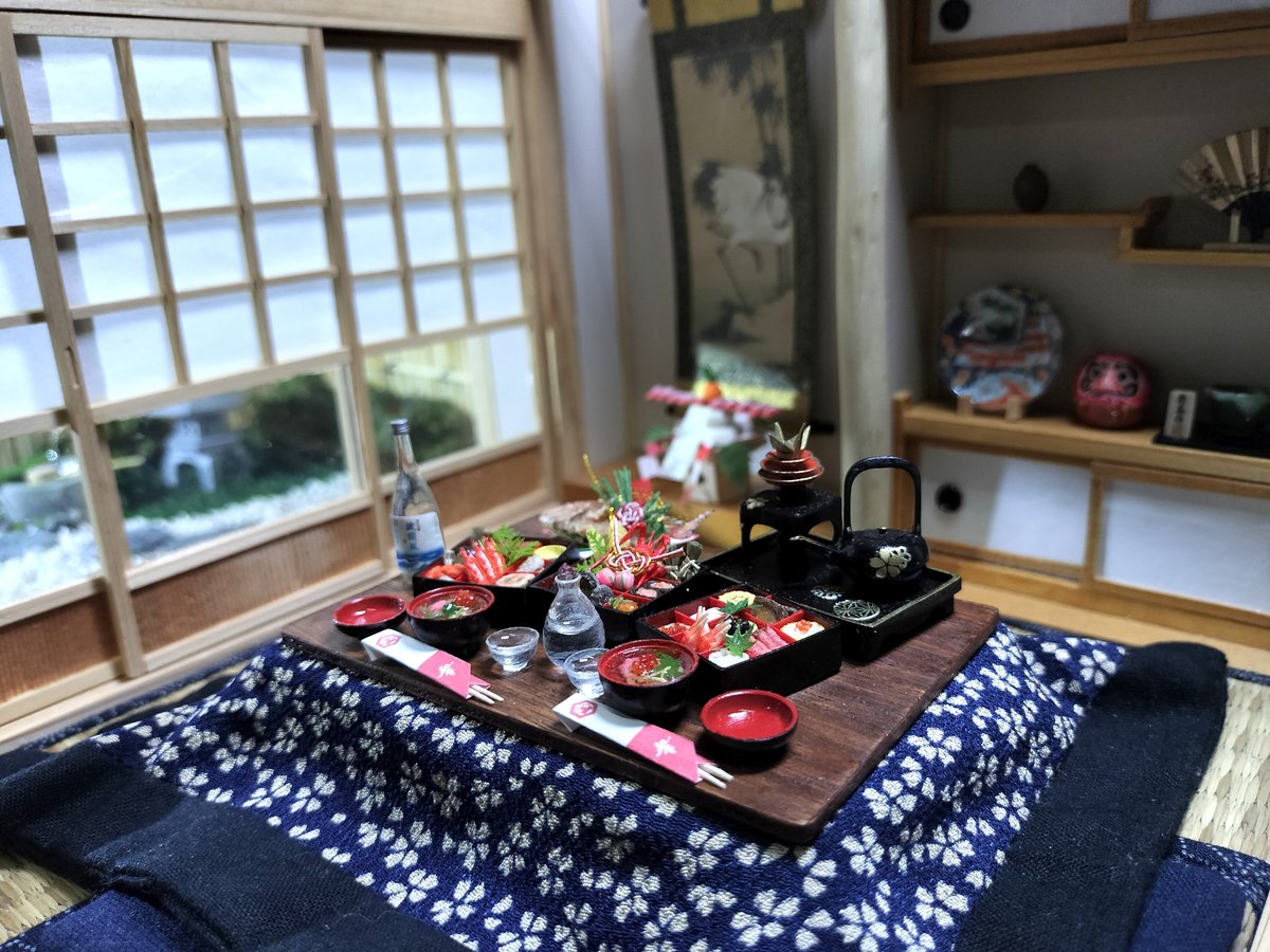 akkoleine's tweet photo. 梅雨真っ只中ですが、祝い鯛を作ったのでおせちと合わせると可愛いかなと思い、日本のお正月を撮影してみました😅

撮影小物として庭や調度品などもいろいろ作ってます。
掛け軸のみ自分で作ったものよりセリアの既製品が合うので、そちらを採用。絵はcolbaseから拝借しました。

＃ミニチュア https://t.co/AjJdFsXjrx