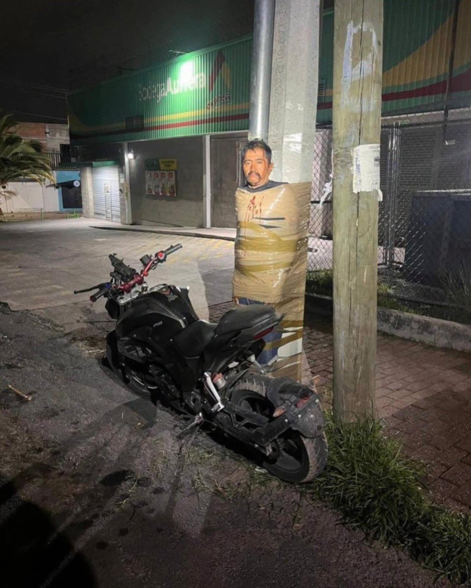 wrld_mag's tweet photo. Il y aurait un vrai BATMAN dans les rues de Mexico. 🦇🇲🇽

Un homme masqué aurait pris pour cible les voleurs de motos. Il les attacherait à un poteau, écrirait « voleur » sur leur front et les laisserait devant la moto volée. https://t.co/dzYuzWhlgz