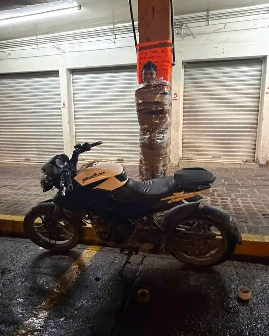 wrld_mag's tweet photo. Il y aurait un vrai BATMAN dans les rues de Mexico. 🦇🇲🇽

Un homme masqué aurait pris pour cible les voleurs de motos. Il les attacherait à un poteau, écrirait « voleur » sur leur front et les laisserait devant la moto volée. https://t.co/dzYuzWhlgz