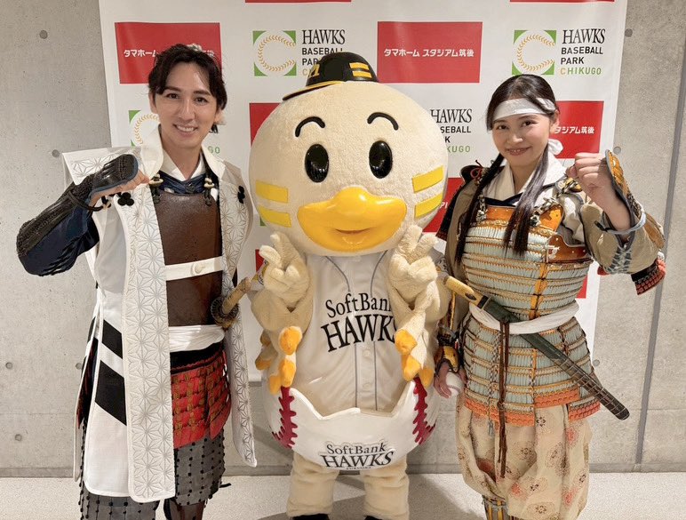 raikirimaru2016's tweet photo. 宗茂である。
昨日、タマスタ筑後にてソフトバンクホークスとオイシックスの戦場に誾千代とともに参陣いたした！
歴史演舞、そして誾千代はなんと始球式という大役を務めさせていただいたのじゃ。
これほど多くのお客人の前で、我らの歩んだ歴史を伝えられたことは、この上なき誉れである。
熱き声援に包まれた球場は、まさに当世の戦場。
このようなご縁と温かな声援有り難き限り。しかし野球という戦は誠に熱きものであるな！天晴れじゃ！
これからも筑後の誇りとともに盛り上げて参ろう！