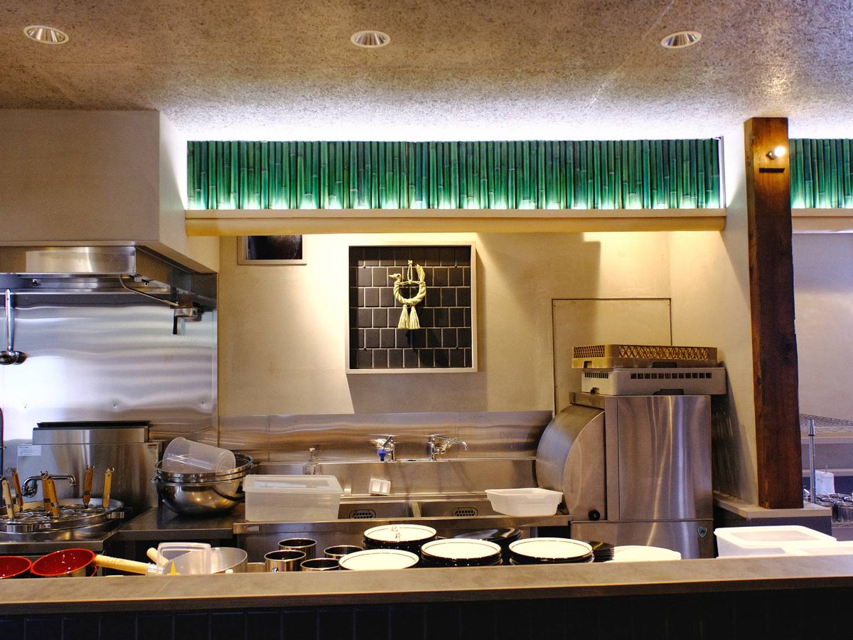 hiki_kamiookadq's tweet photo. 上大岡店の外装及び内装の一部です
お客様にゆっくりとラーメンを楽しんでもらえるように落ち着いた雰囲気になっています！

オープンまで残り3日‼️
沢山の方のご来店心よりお待ちしております https://t.co/eiZRWm6Kli