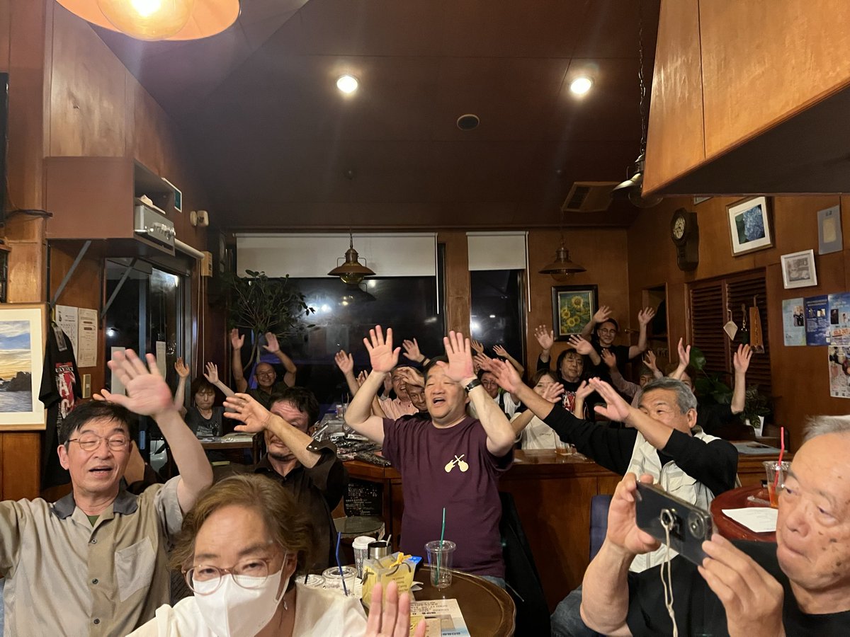 nokemonoACE's tweet photo. 昨日の伊勢珈琲舎『日々樹』‼️
台風の影響でキャンセルも出たにも関わらず大入満員の大盛り上がりで終了しました😄
　ご来場の皆さん、日々樹スタッフの皆さん、本当にありがとうございました🎵
次回8/29日のご予約も15名ほどいただき感謝ばかりです♪
　また皆さんとお会い出来るの楽しみにしてますね https://t.co/XcSnVbilMh