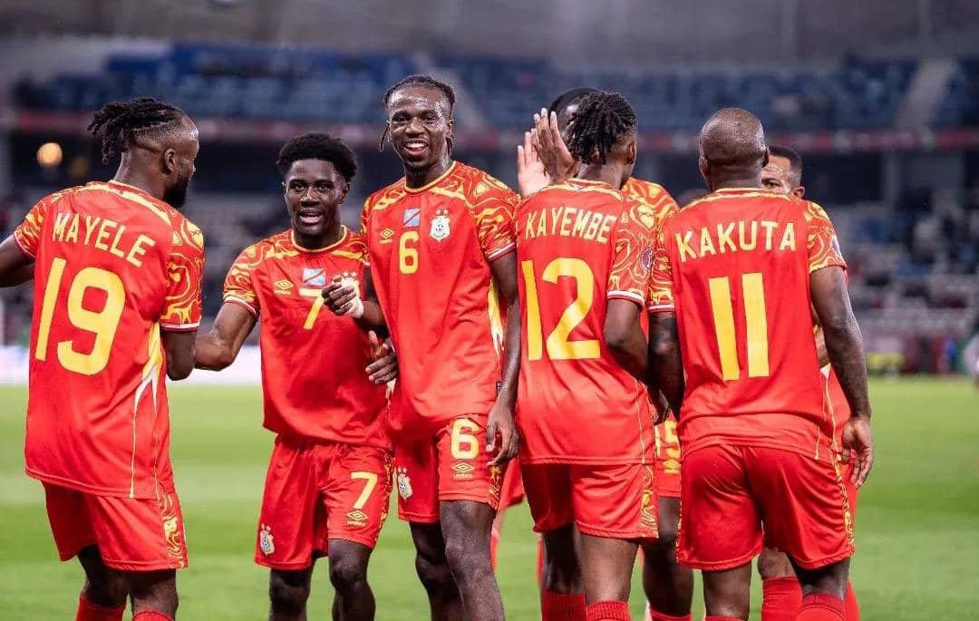 GodefroidKalubi's tweet photo. Félicitations à nos vaillants 🐆 léopards pour cette magnifique qualification en 16es de finale ! 

Vous avez démontré qu’avec de la discipline, du courage et de l’unité, le drapeau 🇨🇩 de la République Démocratique du Congo peut flotter parmi les grandes nations. Toute la Nation est fière de vous.

En ce moment de joie, nos pensées vont également à nos compatriotes de l’Est, qui continuent de subir les conséquences de la guerre, de l’occupation de certaines localités et des violences perpétrées par le Rwanda et ses supplétifs du M23. Nous ne les oublions pas. 

La victoire des Léopards nous rappelle qu’un peuple uni ne renonce jamais à sa souveraineté ni à sa dignité.

J’adresse aussi un message de solidarité à toutes les familles touchées par l’épidémie d’Ebola. Aux professionnels de santé qui risquent chaque jour leur vie, ainsi qu’aux communautés affectées, je rends un hommage sincère. La santé publique est un pilier de la souveraineté nationale et mérite une mobilisation totale.

Aujourd’hui, le football nous rassemble. Demain, cette même unité devra nous permettre de bâtir un Congo plus juste, plus fort, plus souverain et plus digne.

Félicitations encore aux Léopards.

Unité – Souveraineté – Dignité.

Dr Godefroid KALUBI
Voix des Insoumis du Congo