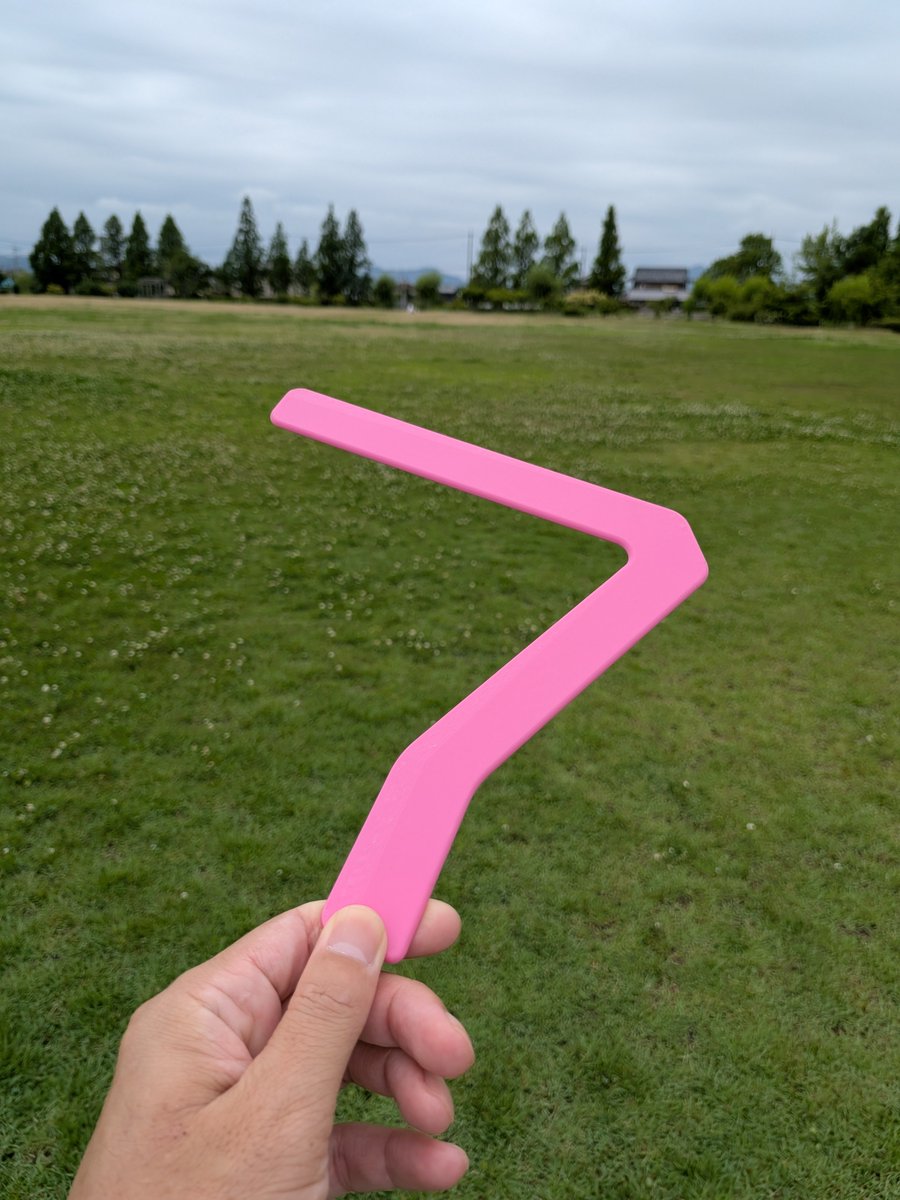 notthi's tweet photo. やっと天気と広い公園でブーメランをテストできた！

うまく投げたらちゃんと返ってくることが分かった！ https://t.co/6SW2QnJMeM