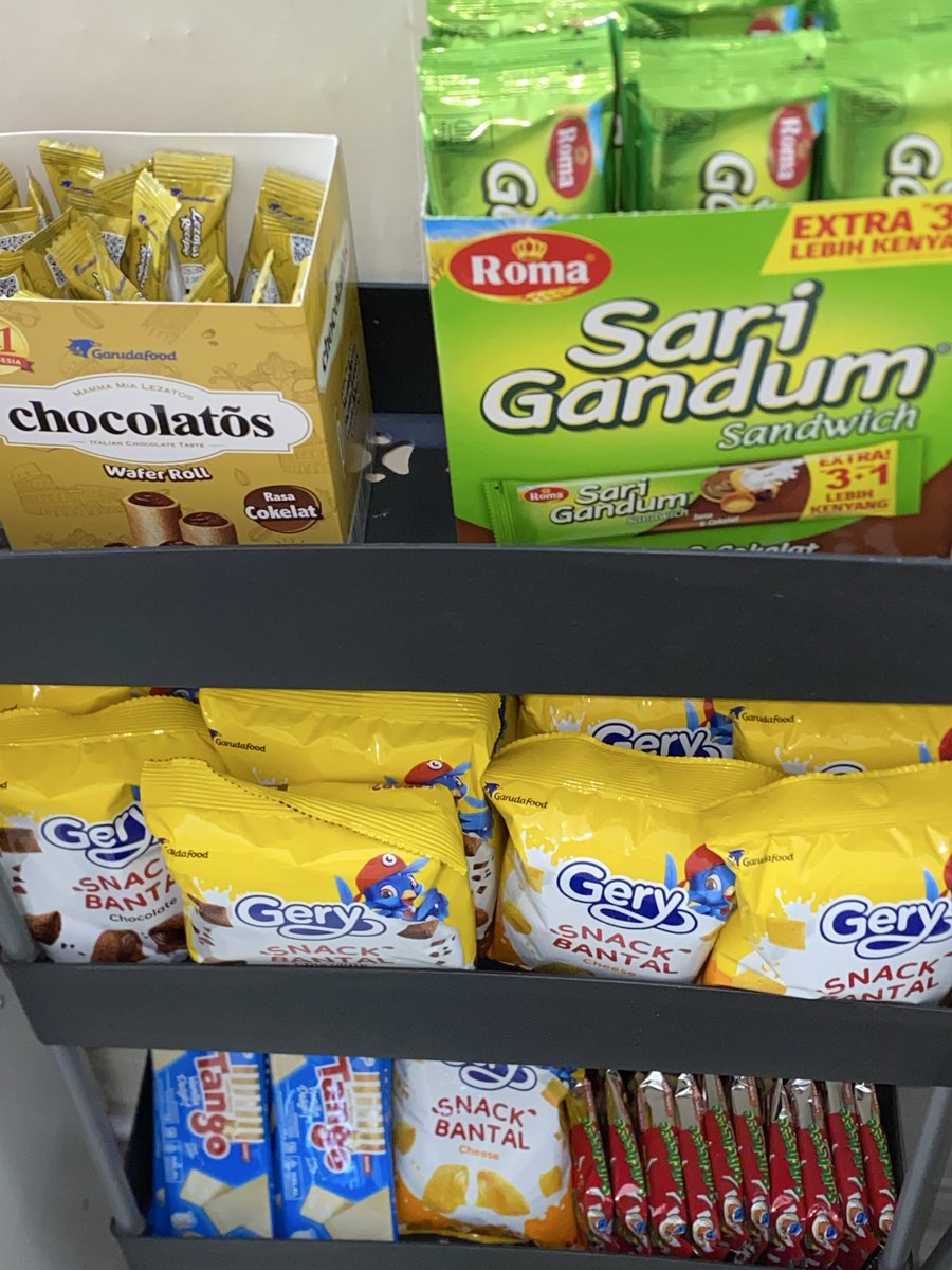 miawheart's tweet photo. aku dan ilmu dari mamah “beli stok jajan di grosir lebih murah.”

oke siap mah🤟🏻

btw tebak ini semuanya habis berapa?💰 https://t.co/Q34LAqFG8M