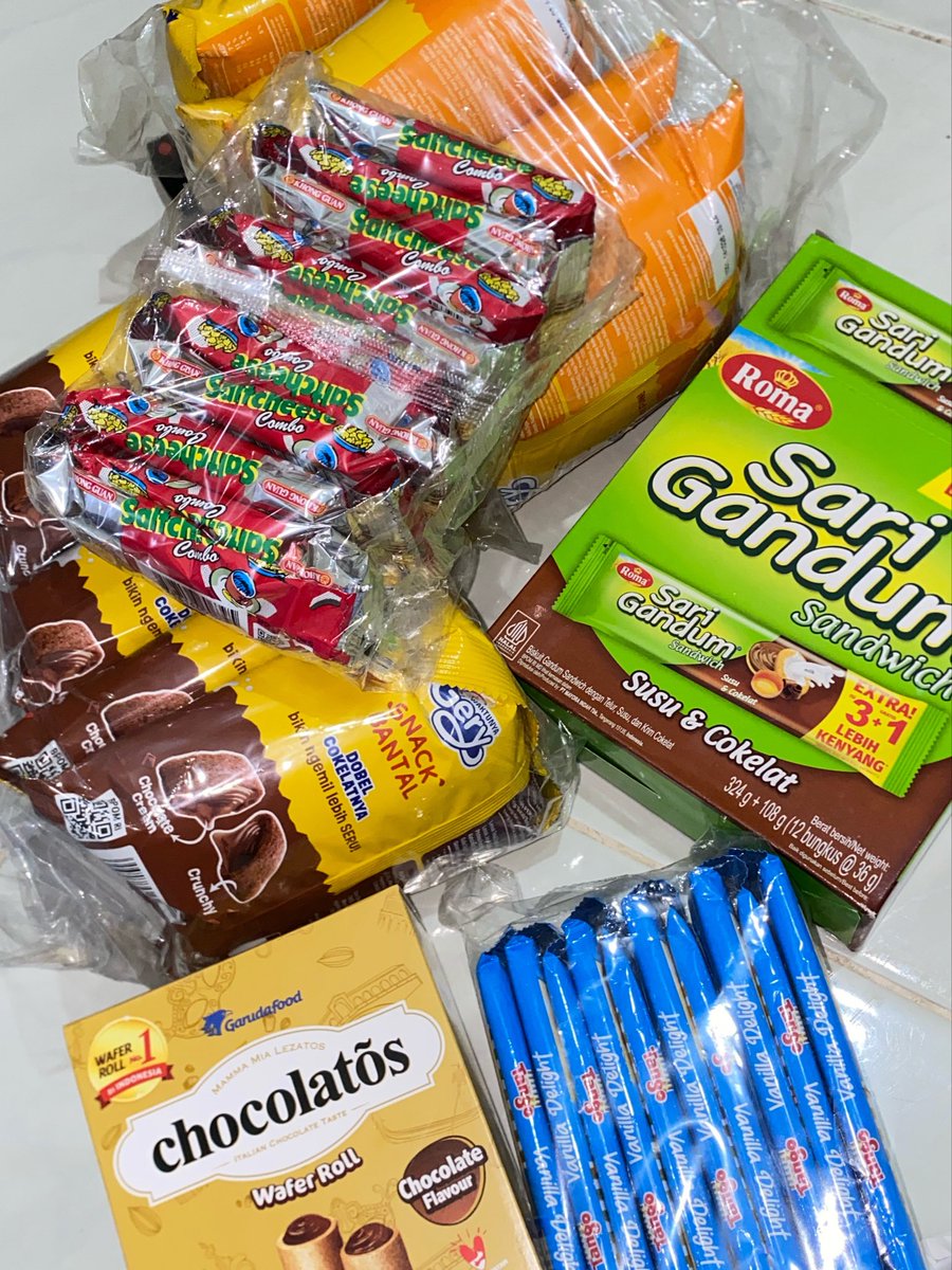 miawheart's tweet photo. aku dan ilmu dari mamah “beli stok jajan di grosir lebih murah.”

oke siap mah🤟🏻

btw tebak ini semuanya habis berapa?💰 https://t.co/Q34LAqFG8M
